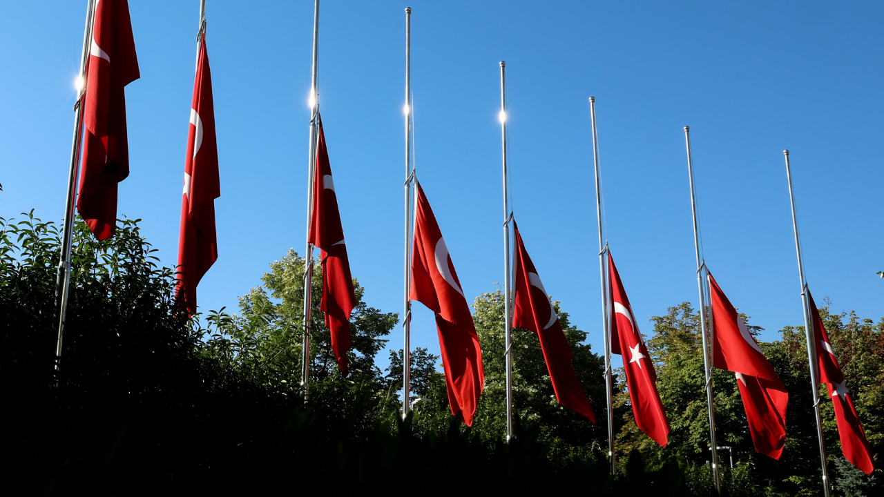 Ankara'da yas günü: Bayraklar yarıya indirildi