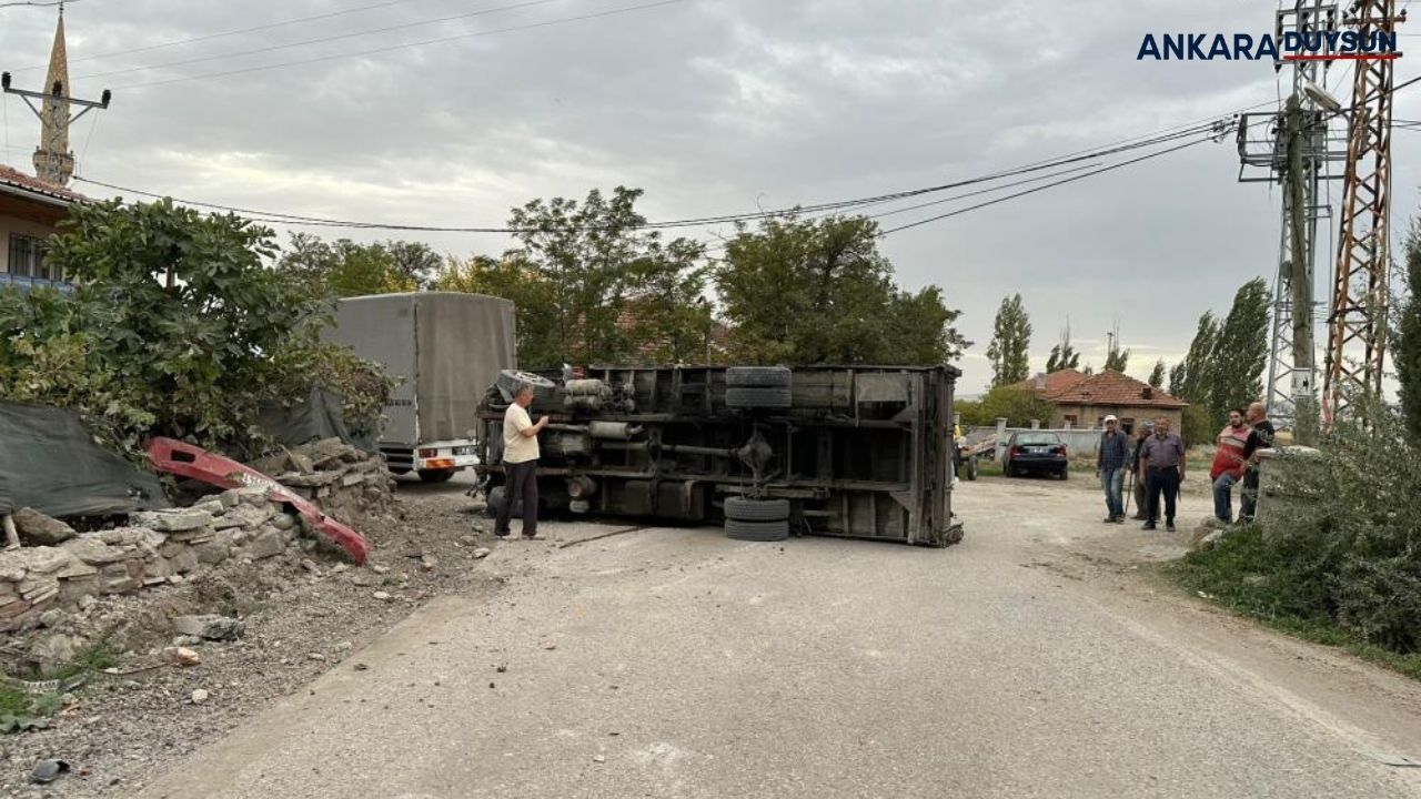 Ankara Kahramankazan'da freni boşalan kamyon duvara çarptı