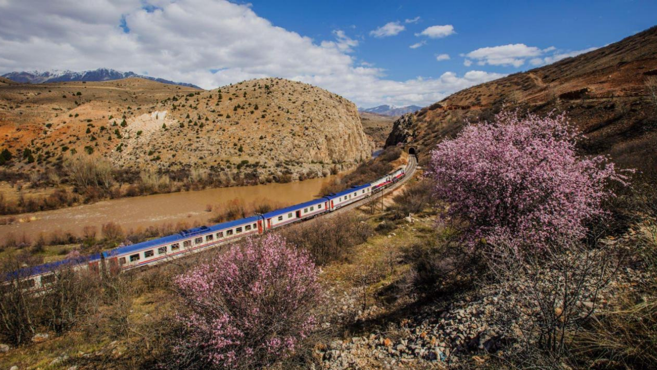 Turistik Tatvan treni Ankara'dan bir kez daha yola çıktı