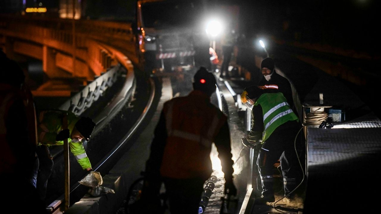 Ankara Büyükşehir Belediyesi metro raylarında yenileme çalışması yapıyor