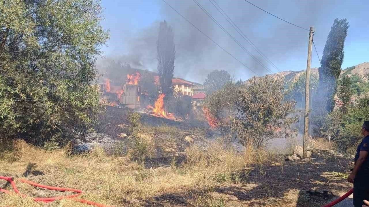 Ankara Kızılcahamam'da ahşap bina ve samanlık alevlere teslim oldu