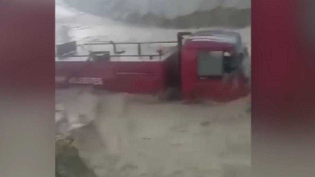 Ankara'da itfaiye aracının sele kapıldığı anlar kaydedildi!