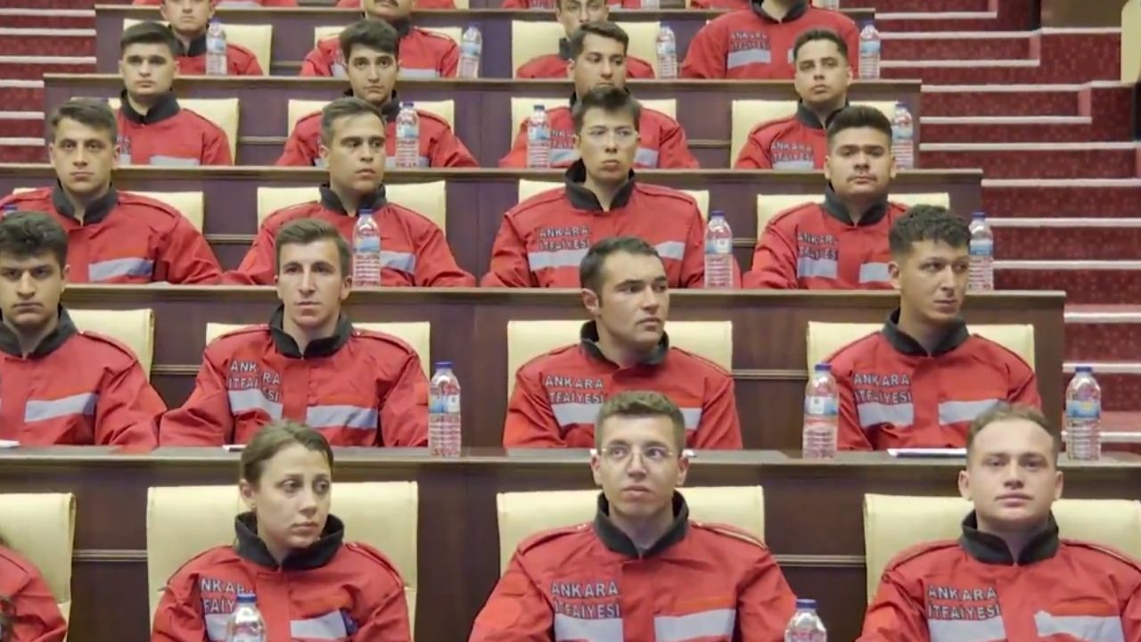 Mansur Yavaş yeni atanan 300 itfaiyeciyle bir araya geldi!