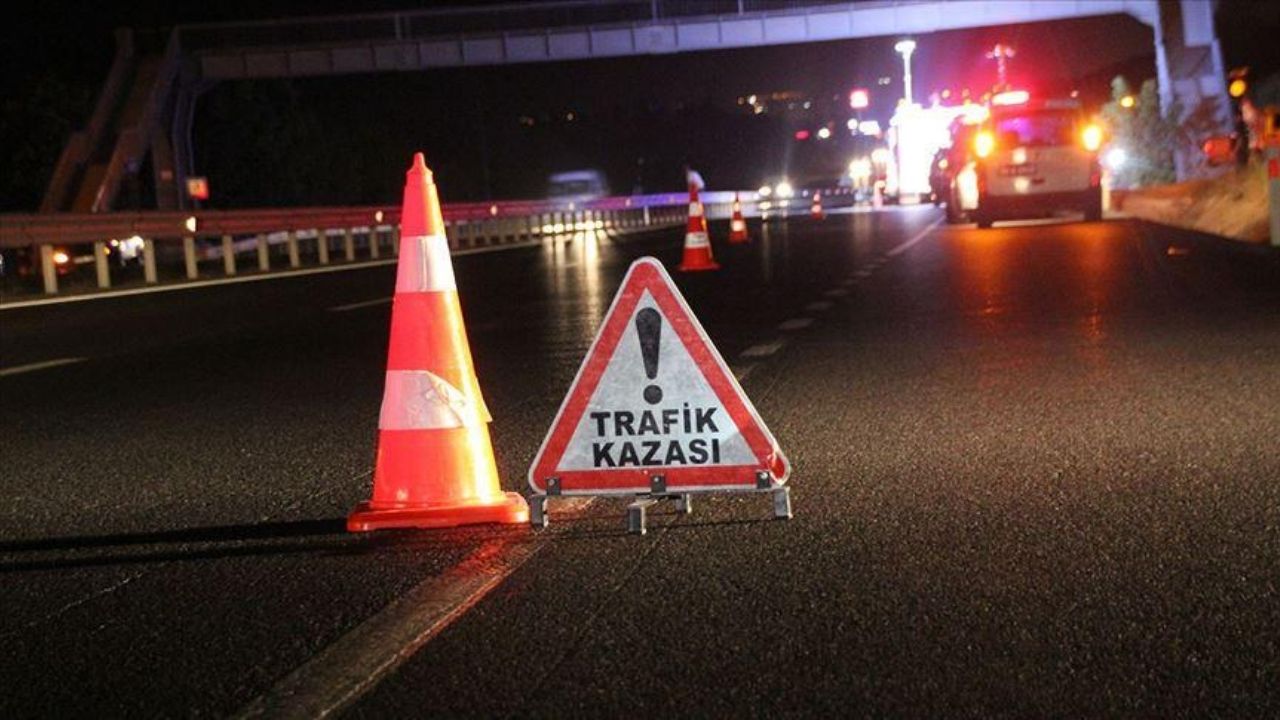 Ankara'da iki genç motosikletle trafik levhasına çarparak hayatını kaybetti