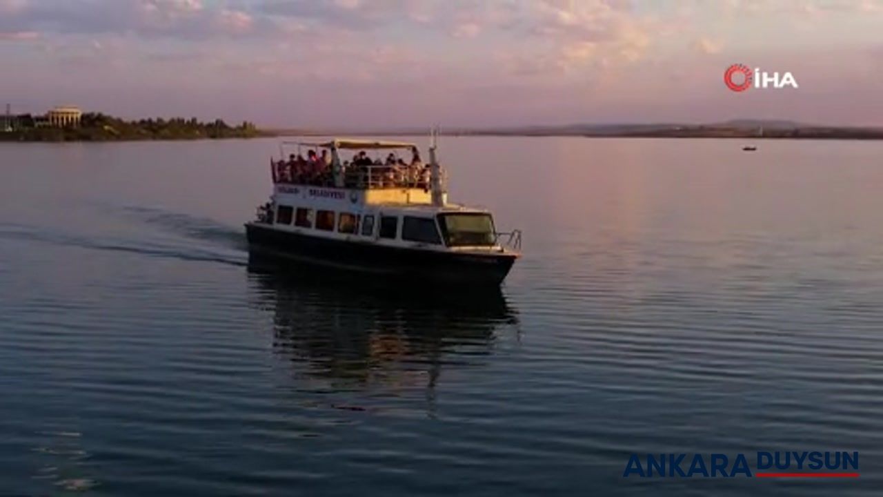 Ankara Gölbaşı'ndaki Mogan Gölü'nde vapur turları yapılıyor